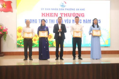 Lãnh đạo phường An Khê trao Giấy khen của UBND phường cho các tập thể