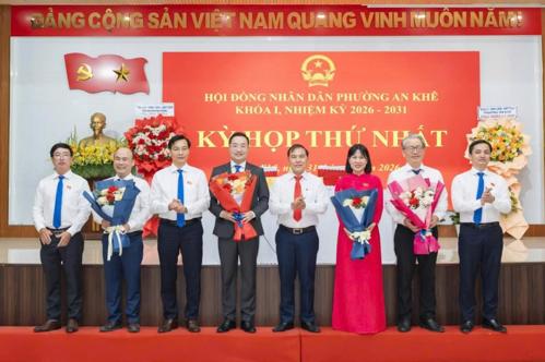 Phó Trưởng ban Thường trực Ban Tổ chức Thành ủy Nguyễn Đức Nam và Thường trực Đảng ủy phường An Khê tặng hoa chúc mừng Chủ tịch, Phó Chủ tịch HĐND và Trưởng các ban của HĐND phường An Khê.