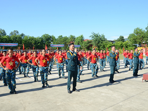 Màn múa hát tập thể của đoàn viên, thanh niên Đoàn cơ sở Trung đoàn 282 tại chương trình.