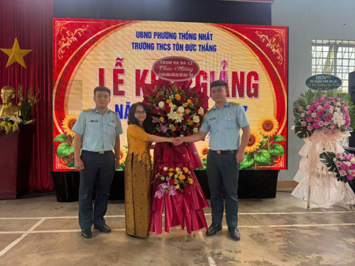 Trạm Ra đa 12 phối hợp tham dự và tặng hoa chúc mừng  tại Trường THCS Tôn Đức Thắng (UBND phường Thống Nhất)