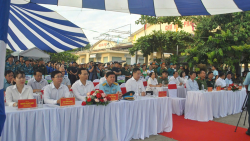 Đông đảo cán bộ, nhân dân và các lực lượng vũ trang phường An Khê tham dự lễ ra quân