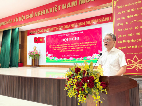 Đồng chí Trần Trung Nam, Trưởng phòng Kinh tế, Hạ tầng và Đô thị phường An Khê thông qua báo cáo tại hội nghị