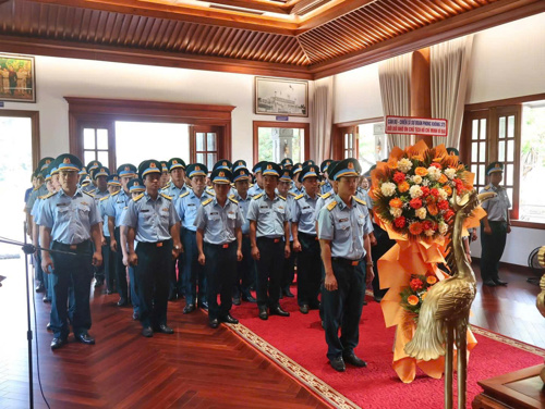 Đoàn tham quan dâng hương Bảo tàng Hồ Chí Minh chi nhành Quân khu V
