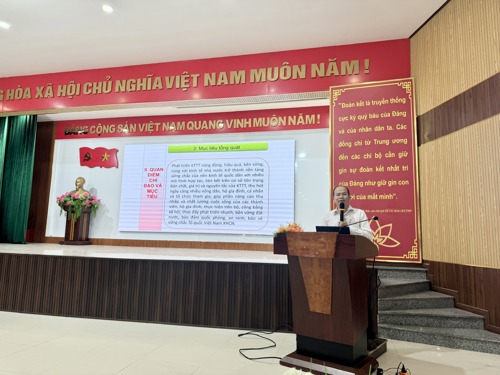 Báo cáo viên hội nghị - đ/c Đoàn Ngọc Trung – Phó Chủ tịch  Liên minh HTX thành phố Đà Nẵng