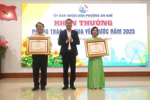 Bí thư Đảng ủy phường An Khê Nguyễn Lê Mậu Cường trao Bằng khen của Thủ tướng Chính phủ chi 2 cá nhân
