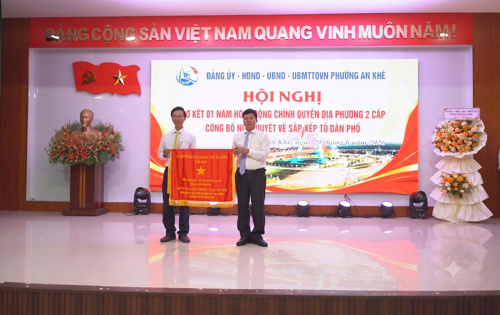 Đồng chí Võ Công Chánh, UVBTV Thành ủy, Trưởng ban Nội Chính Thành ủy trao Cờ thị đua của thành phố cho Phòng Văn hóa-Xã hội phường