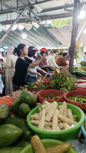Người dân thanh toán quét mã QR