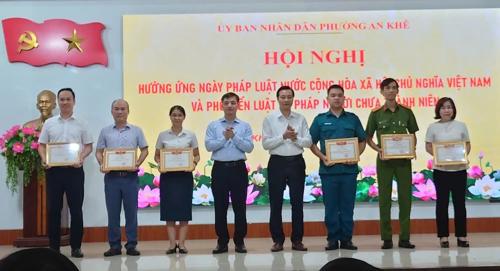 Trao thưởng cho các tập thể có thành tích xuất sắc trong xây dựng và thi hành pháp luật