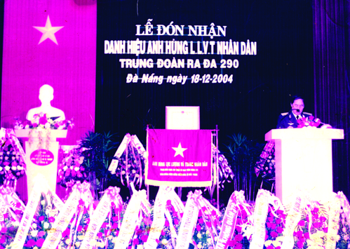 Lễ đón nhận danh hiệu Anh hùng lực lượng vũ trang nhân dân  của Trung đoàn Ra đa 290 ngày 18.12.2004