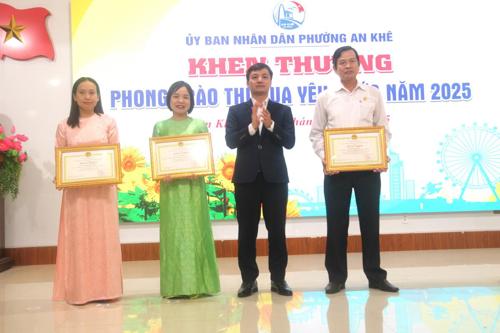 Chủ tịch UBND phường An Khê Ngô Ngọc Hậu trao Bằng khen của Chủ tịch UBND TP Đà Nẵng cho 3 cá nhân