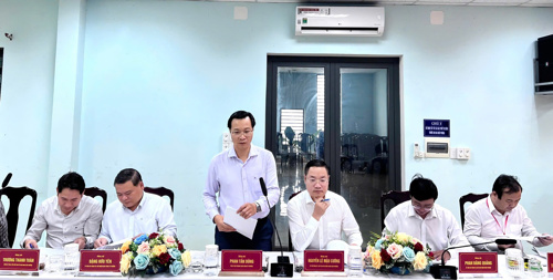 Đồng chí Phan Tấn Dũng, Phó Bí thư Thường trực Đảng ủy phường báo cáo tại buổi làm việc