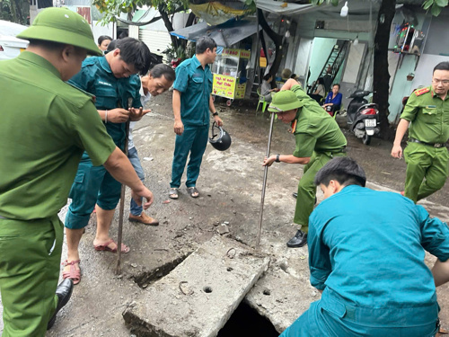 Các lực lượng vũ trang của phường ra quân khơi thông cống rãnh ứng phó với bão, mưa lớn trên địa bàn phường năm 2025