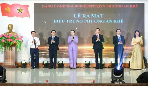 Các đại biểu thực hiện ghi thức ra mắt biểu trưng phường An Khê