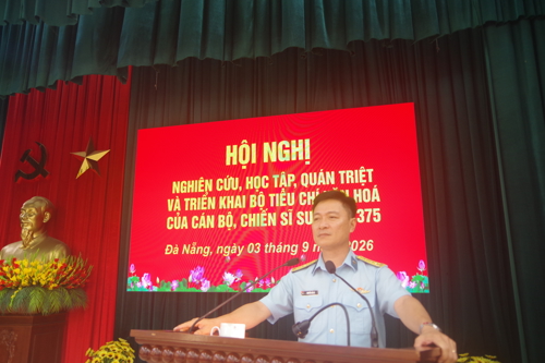 Đại tá Nguyễn Hải Hà, Chính ủy Trung đoàn Ra-đa 290  phát biểu khai mạc Hội nghị