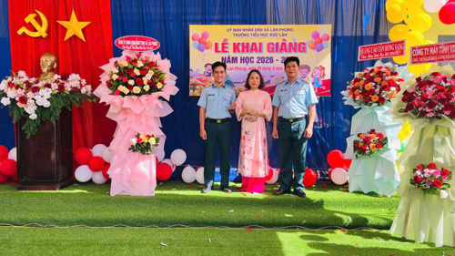 Trạm Ra đa 18 và đơn vị phối hợp dự lễ khai giảng, chung vui  cùng thầy và trò Trường Tiểu học Đức Lân (UBND xã Lân Phong)