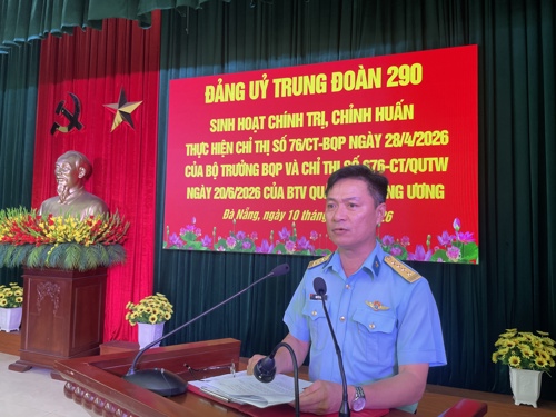 Đại tá Nguyễn Hải Hà, Bí thư Đảng ủy, Chính ủy Trung đoàn 290  chủ trì buổi sinh hoạt, chỉnh huấn