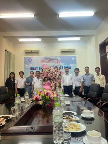 Lãnh đạo phường An khê thăm Khoa Khám và quản lý sức khỏe cán bộ (Bệnh viện Đà Nẵng)