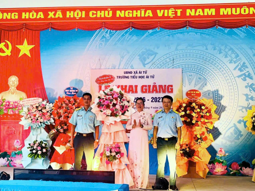 Trạm Ra đa 54 đến dự lễ khai giảng và tặng hoa chúc mừng  tại Trường Tiểu học Ái Tử (UBND xã Ái Tử)