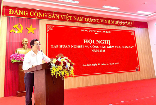 Đ/c Phan Tấn Dũng, Phó Bí thư Thường trực Đảng ủy, phát biểu và chỉ đạo tại Hội nghị tập huấn
