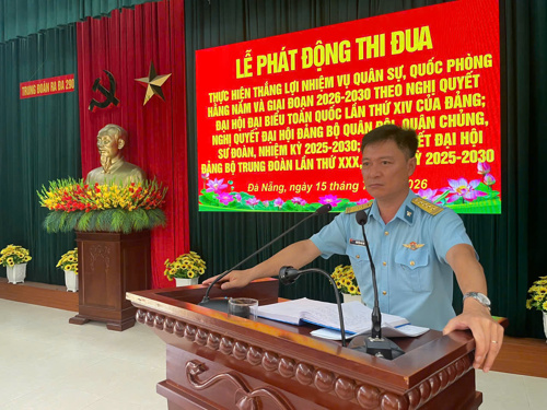 Đại tá Nguyễn Hải Hà, Chính ủy, Chủ tịch Hội đồng Thi đua - Khen thưởng Trung đoàn phát biểu chỉ đạo Lễ phát động thi đua