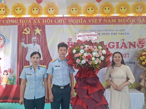 Lãnh đạo, chỉ huy Trung đoàn 290 dự lễ khai giảng,  chung vui và chúc mừng năm học mới tại trường mầm non Trí Nhân