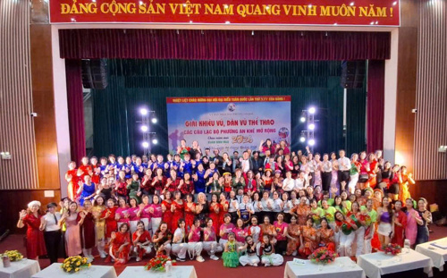 Các đồng chí lãnh đạo địa phương, BTC, BGK chụp hình lưu niệm với các CLB