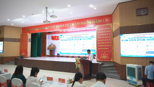Đồng chí Tào Hùng, UVBTV, Phó Chủ tịch UBND phường báo cáo hoạt động UBND phường