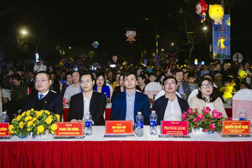 Các đ/c lãnh đạo, quý vị đại biểu và quý khán giả dự chương trình nghệ thuật “An Khê - Rạng rở vào xuân”
