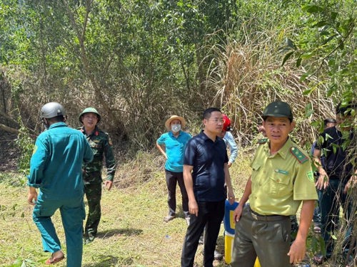 Đ/c Nguyễn Lê Mậu Cường, Bí thư Đảng uỷ, Chủ tịch HĐND phường cùng các lực lượng chức năng có mặt tại hiện trường