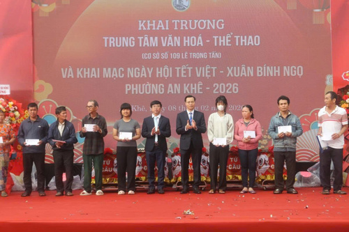 Lãnh đạo phường An Khê tặng quà các hộ nghèo tại ngày hội