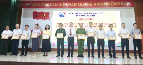 Bí thư Đảng ủy, Chủ tịch HĐND lâm thời phường An Khê Nguyễn Lê Mậu Cường trao khen thưởng cho các tập thể.