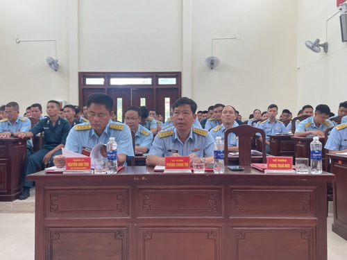 Thượng tá Nguyễn Anh Thái, Phó Sư đoàn trưởng Sư đoàn 375 (bên trái)  dự, chỉ đạo buổi sinh hoạt, chỉnh huấn