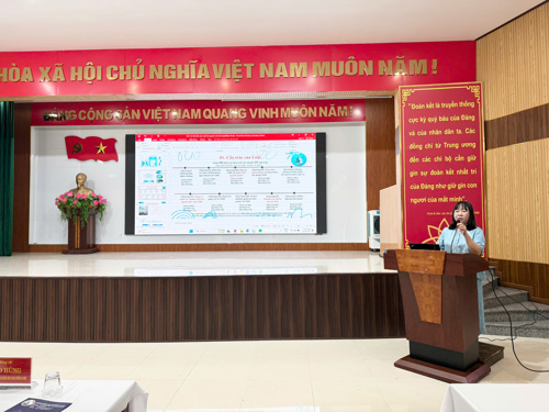 Báo cáo viên hội nghị - Đồng chí Đặng Nguyễn Thục Anh - Phó Chi cục trưởng Chi cục Quản lý Tài nguyên nước và Thủy lợi thành phố Đà Nẵng