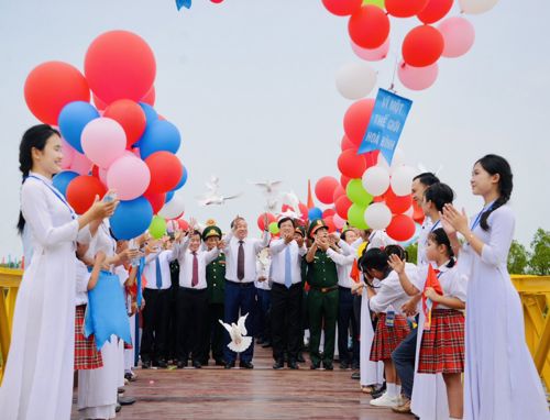 Đồng chí Tổng Bí thư, Chủ tịch nước Tô Lâm và các đồng chí Lãnh đạo thả chim câu hòa bình tại cầu Hiền Lương - Bến Hải, tỉnh Quảng Trị.