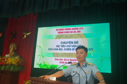 Đại tá Nguyễn Hải Hà, Chính ủy Trung đoàn Ra-đa 290  trực tiếp giảng nội dung Bộ tiêu chí