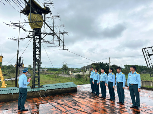 Các trạm ra đa trong Trung đoàn tích cực học tập,  nghiên cứu làm chủ khí tài hiện có